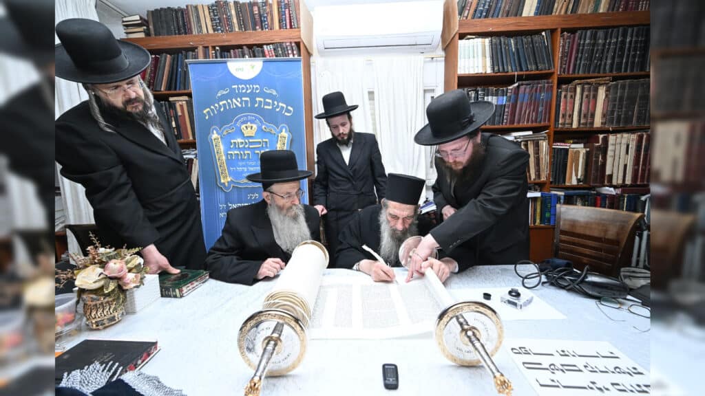 גדולי ישראל בכתיבת ס"ת לעילוי נשמת הבחור שנפטר בדמי ימיו