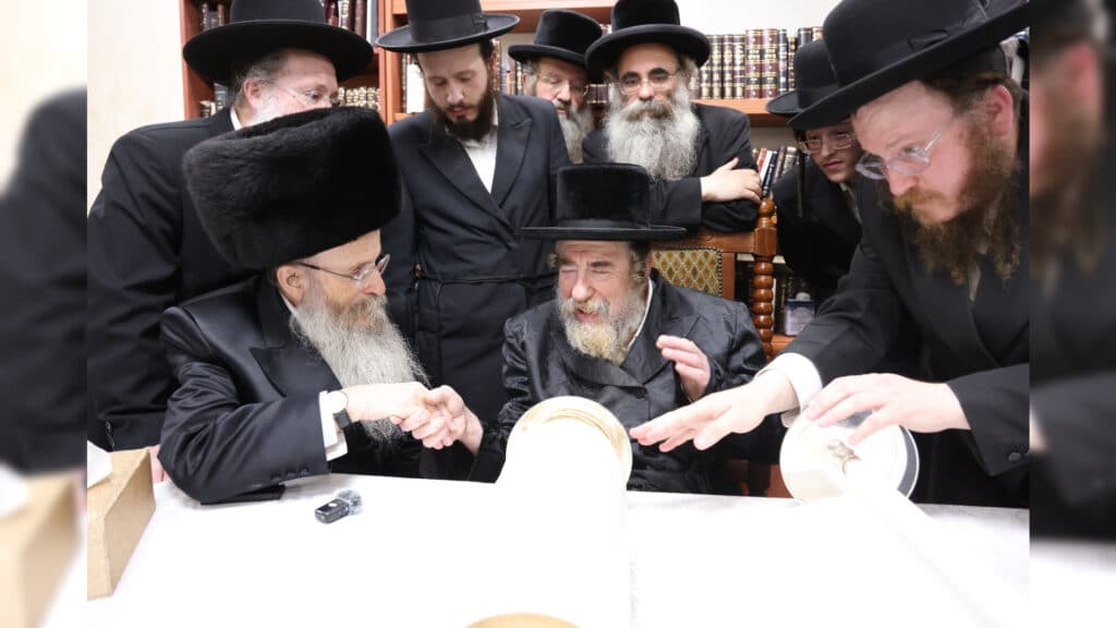 גדולי ישראל בכתיבת ס"ת לעילוי נשמת הבחור שנפטר בדמי ימיו