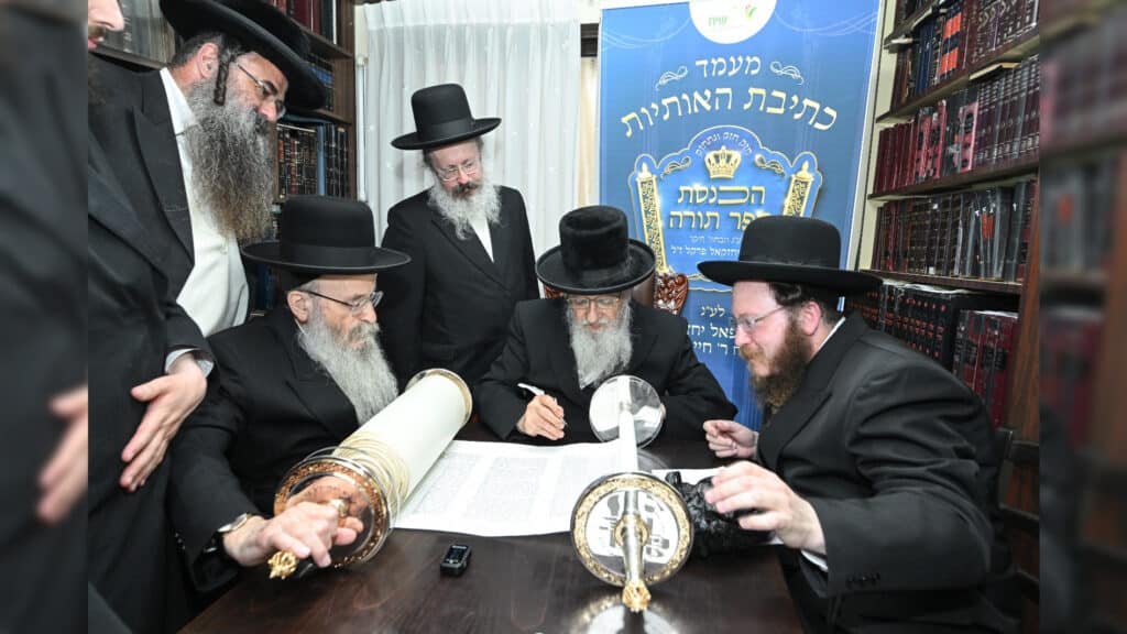 גדולי ישראל בכתיבת ס"ת לעילוי נשמת הבחור שנפטר בדמי ימיו