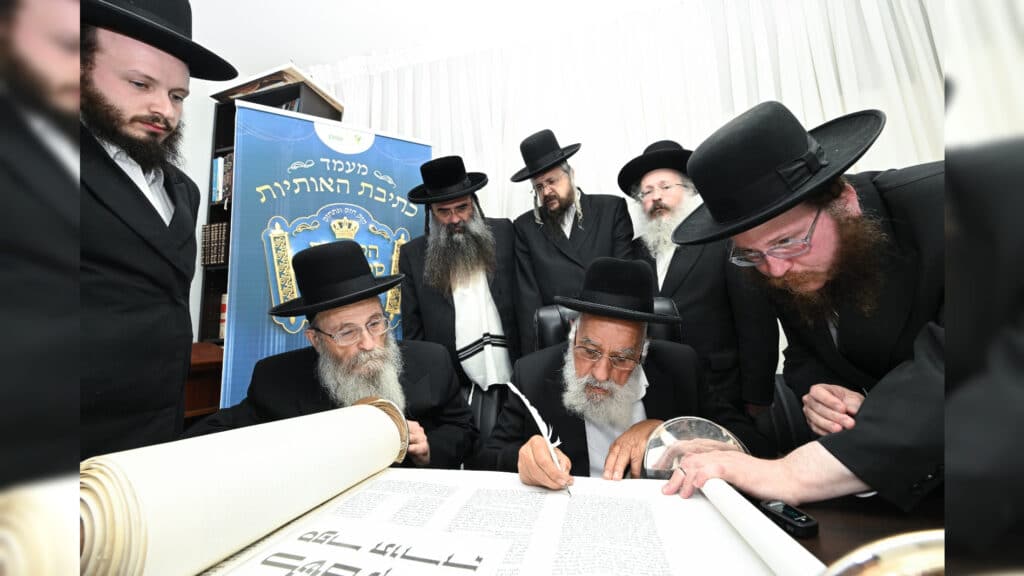 גדולי ישראל בכתיבת ס"ת לעילוי נשמת הבחור שנפטר בדמי ימיו
