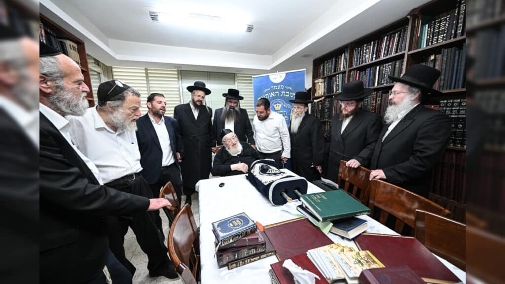 גדולי ישראל בכתיבת ס"ת לעילוי נשמת הבחור שנפטר בדמי ימיו