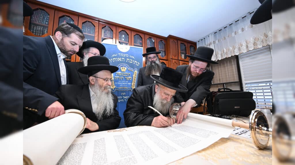 גדולי ישראל בכתיבת ס"ת לעילוי נשמת הבחור שנפטר בדמי ימיו
