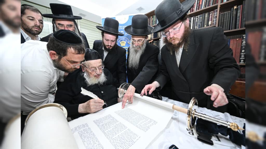 גדולי ישראל בכתיבת ס"ת לעילוי נשמת הבחור שנפטר בדמי ימיו