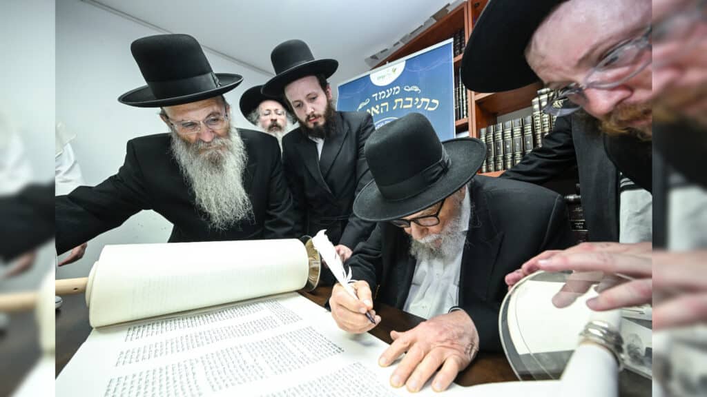 גדולי ישראל בכתיבת ס"ת לעילוי נשמת הבחור שנפטר בדמי ימיו