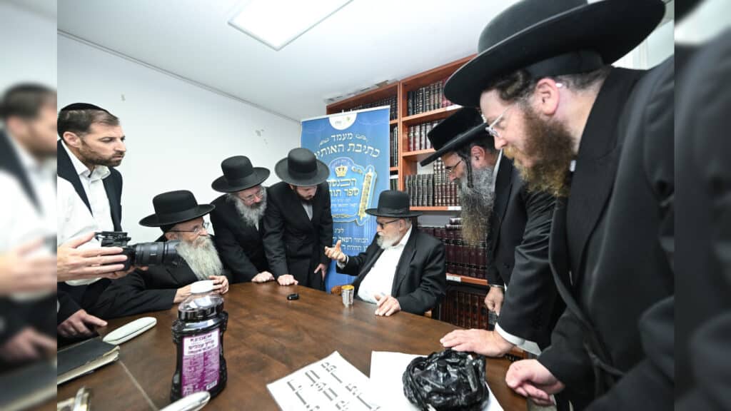 גדולי ישראל בכתיבת ס"ת לעילוי נשמת הבחור שנפטר בדמי ימיו