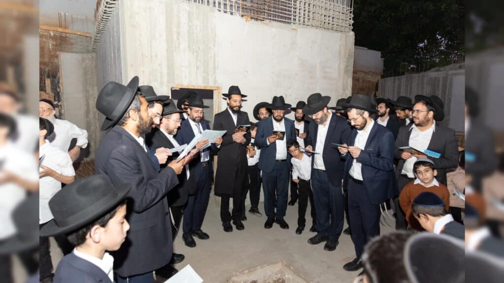 ‪ הגר"י משדי בהדלקה והנחת אבן הפינה לבית מדרשו היכל ה' בפרדס כץ ב"ב‬