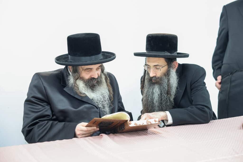 גלריה: אסיפת גדולי הדור במעון האדמו"ר מויזניץ לחיזוק הזוהר