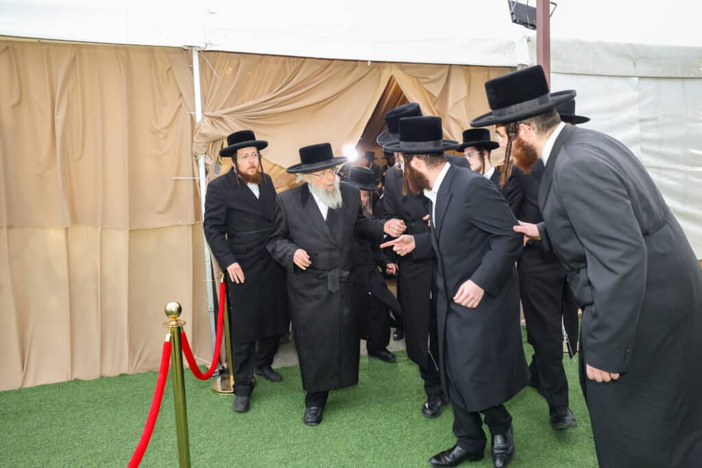 גלריה: אסיפת גדולי הדור במעון האדמו"ר מויזניץ לחיזוק הזוהר