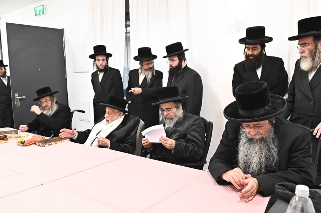 גלריה: אסיפת גדולי הדור במעון האדמו"ר מויזניץ לחיזוק הזוהר