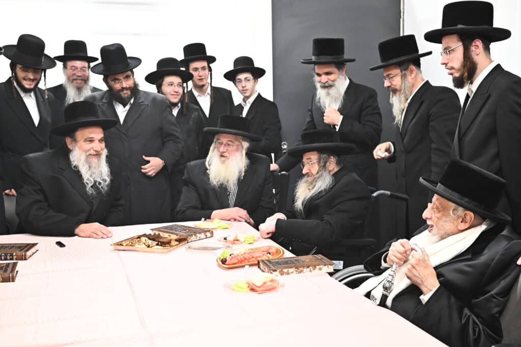 גלריה: אסיפת גדולי הדור במעון האדמו"ר מויזניץ לחיזוק הזוהר