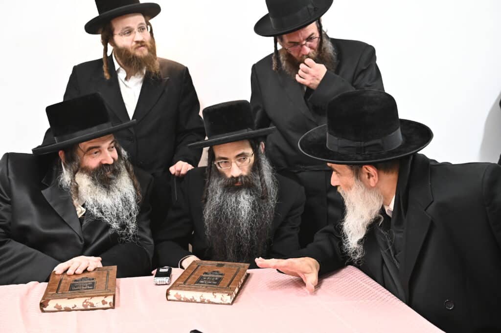 גלריה: אסיפת גדולי הדור במעון האדמו"ר מויזניץ לחיזוק הזוהר
