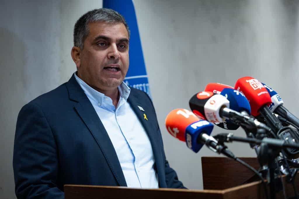 בין פטיש הליכוד לסדן של בנט: המלכוד הפוליטי של החרדים