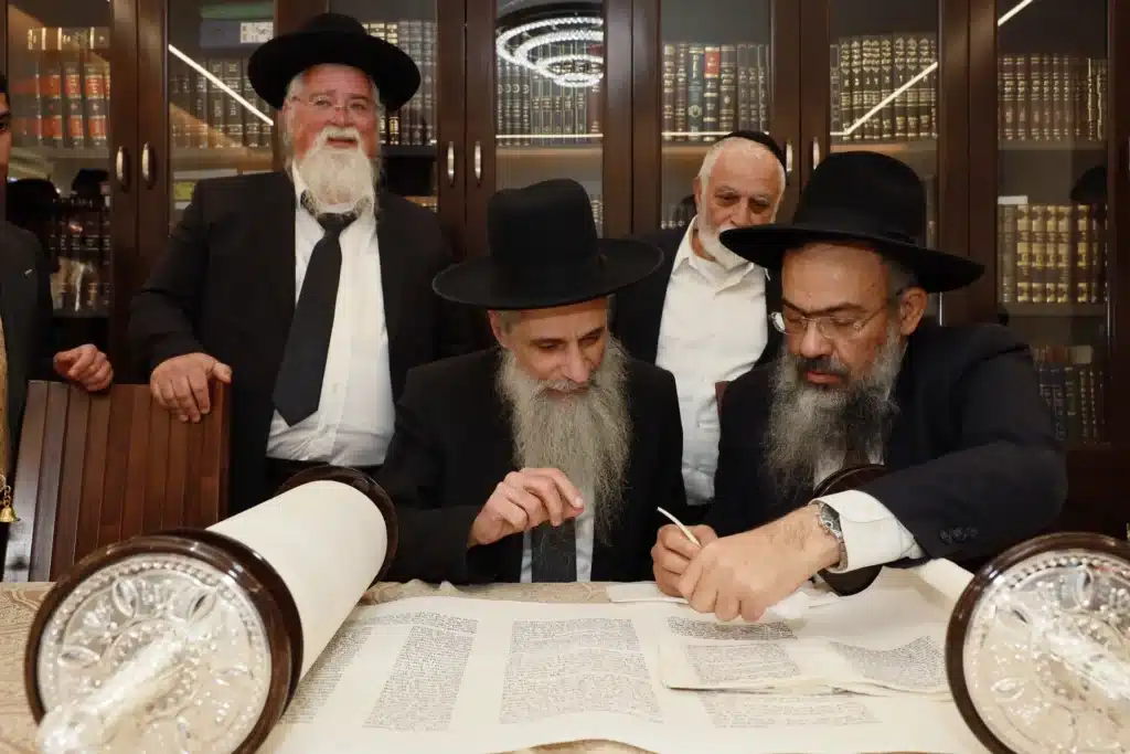 גלריה: מעמד הכנסת ס"ת לישיבת 'באר התלמוד - חזון יחזקאל'