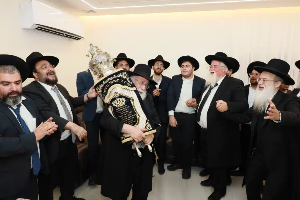 גלריה: מעמד הכנסת ס"ת לישיבת 'באר התלמוד - חזון יחזקאל'