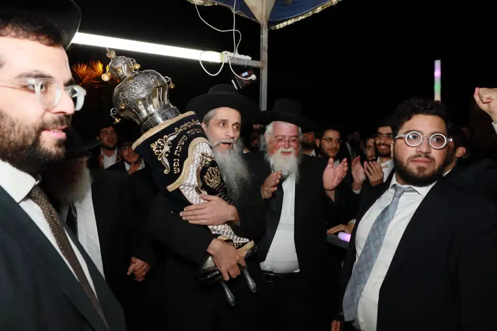 גלריה: מעמד הכנסת ס"ת לישיבת 'באר התלמוד - חזון יחזקאל'