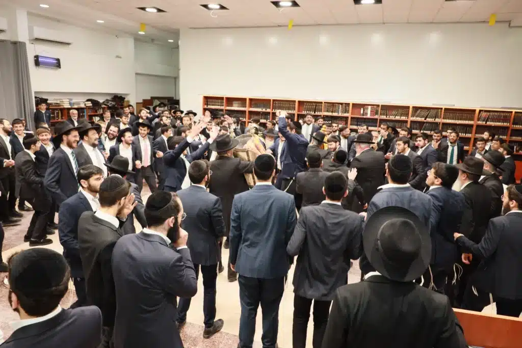 גלריה: מעמד הכנסת ס"ת לישיבת 'באר התלמוד - חזון יחזקאל'