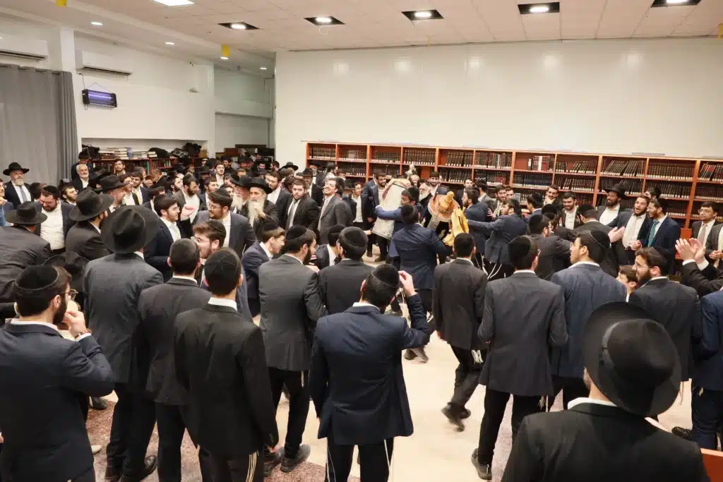 גלריה: מעמד הכנסת ס"ת לישיבת 'באר התלמוד - חזון יחזקאל'
