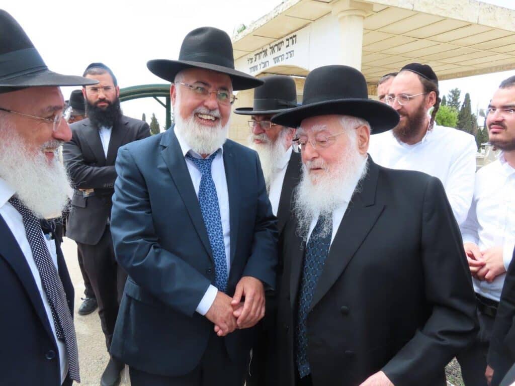 גלריה: באשדוד ציינו את מתן תורה במעמד גניזה מרגש