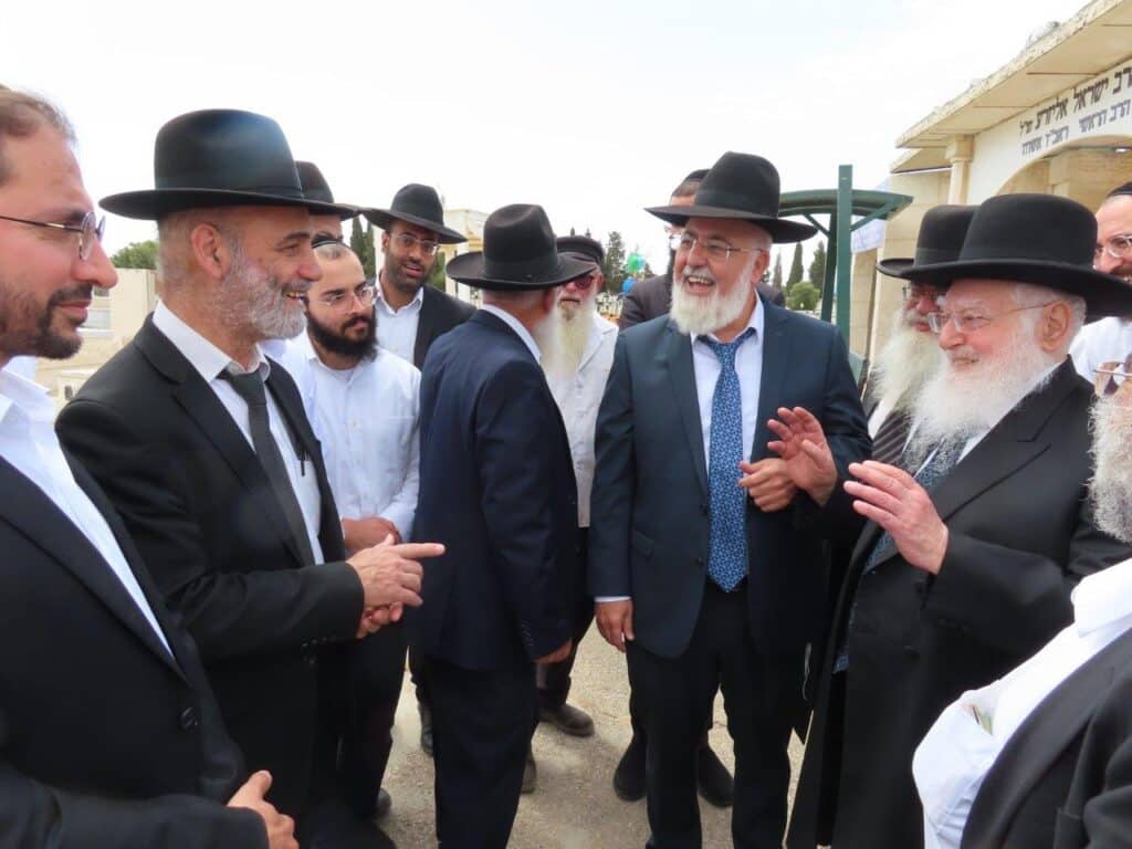 גלריה: באשדוד ציינו את מתן תורה במעמד גניזה מרגש
