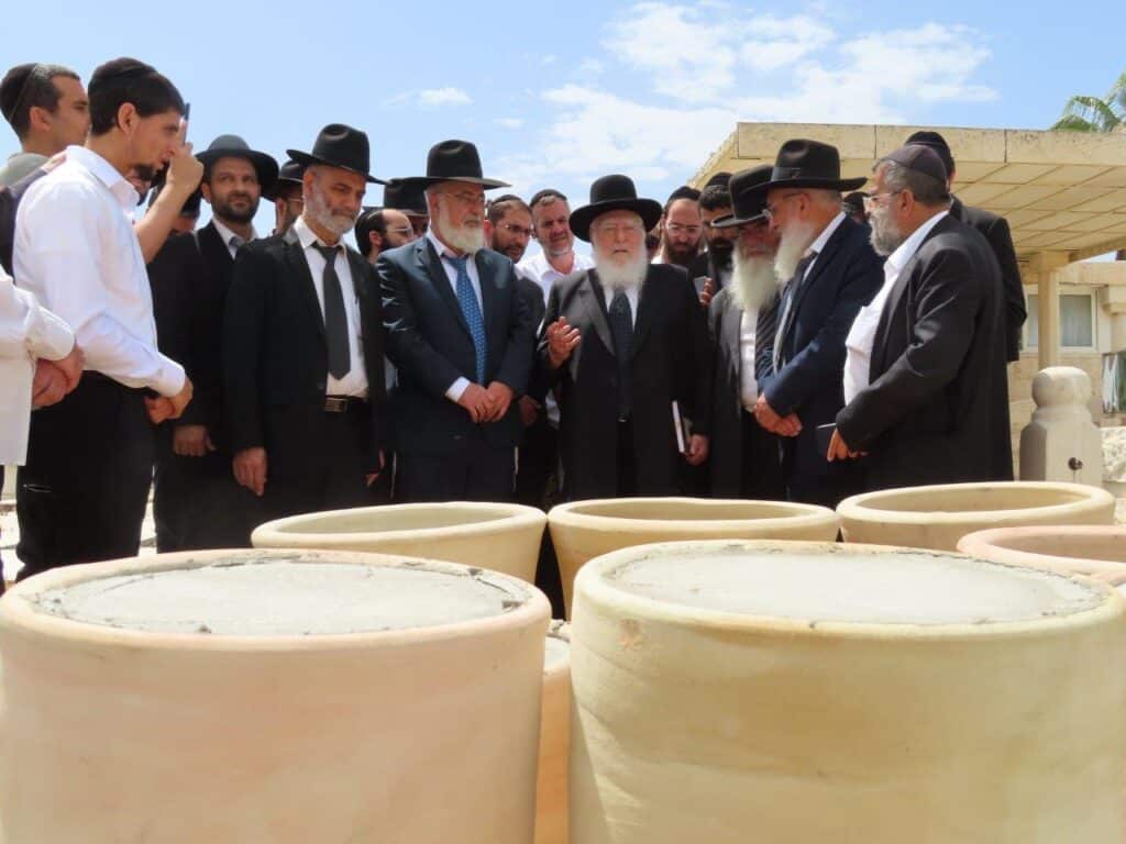 גלריה: באשדוד ציינו את מתן תורה במעמד גניזה מרגש
