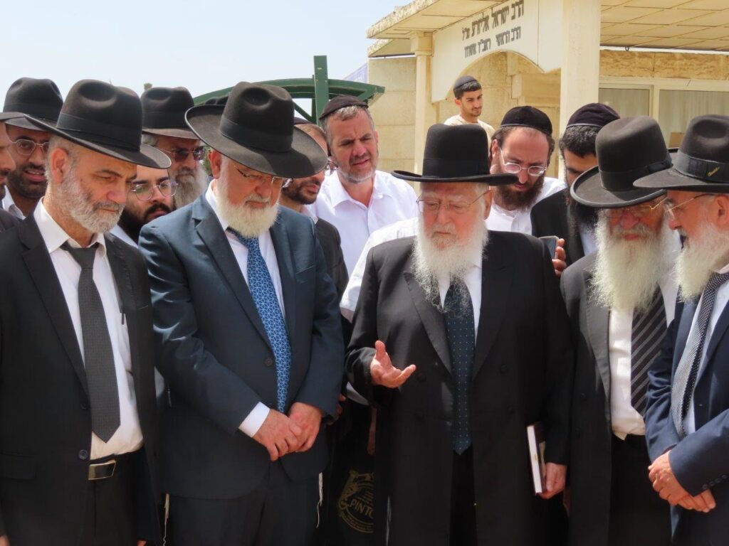 גלריה: באשדוד ציינו את מתן תורה במעמד גניזה מרגש