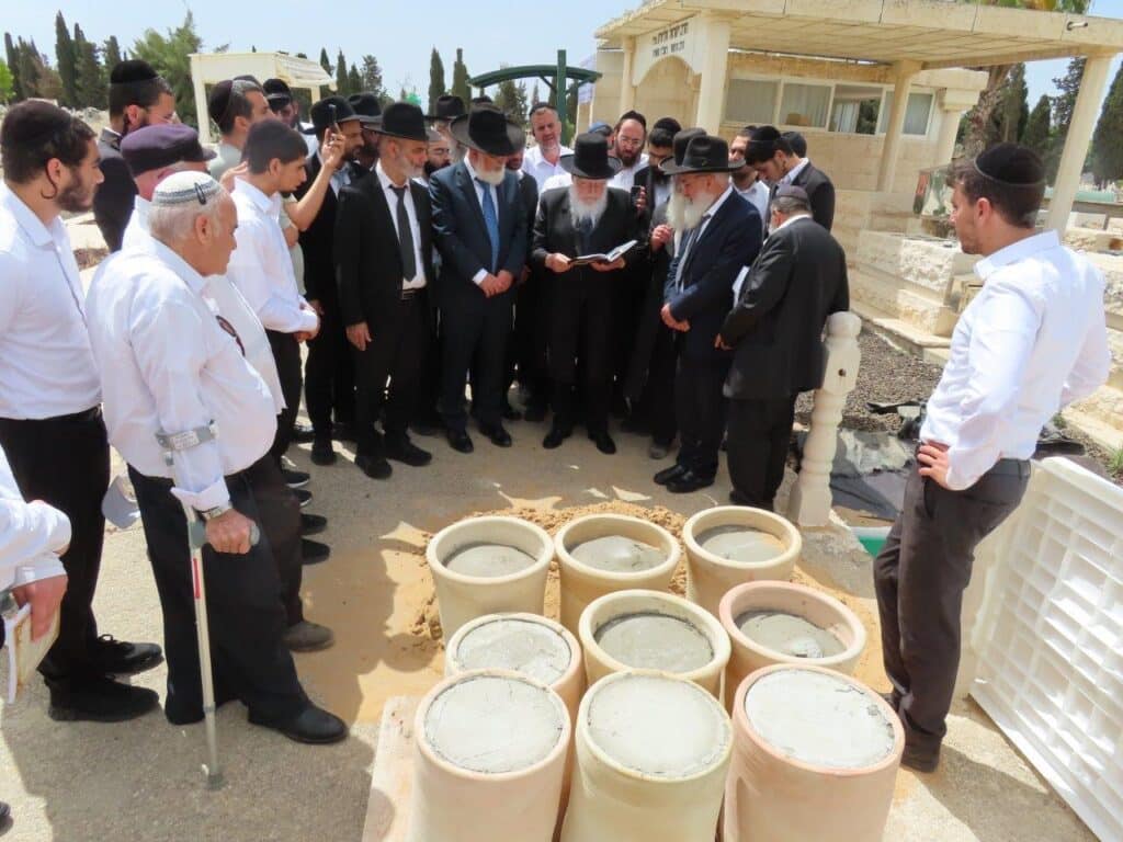 גלריה: באשדוד ציינו את מתן תורה במעמד גניזה מרגש