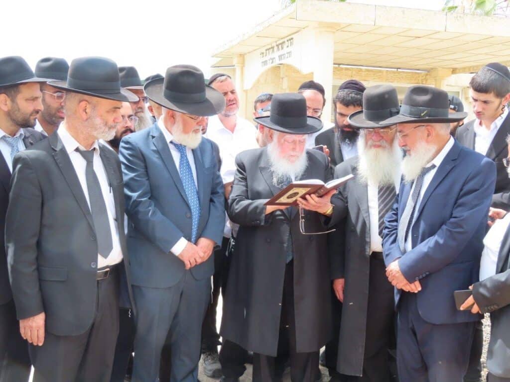 גלריה: באשדוד ציינו את מתן תורה במעמד גניזה מרגש
