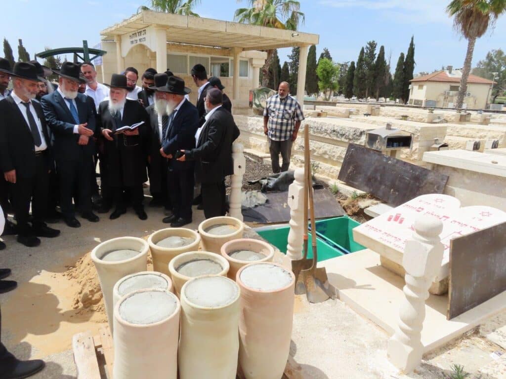 גלריה: באשדוד ציינו את מתן תורה במעמד גניזה מרגש