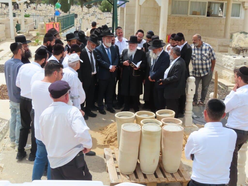 גלריה: באשדוד ציינו את מתן תורה במעמד גניזה מרגש