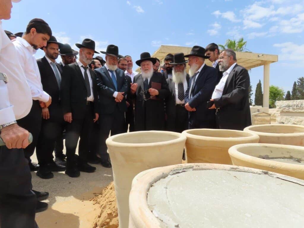גלריה: באשדוד ציינו את מתן תורה במעמד גניזה מרגש