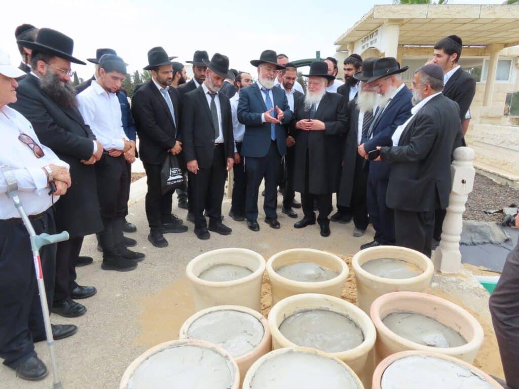 גלריה: באשדוד ציינו את מתן תורה במעמד גניזה מרגש