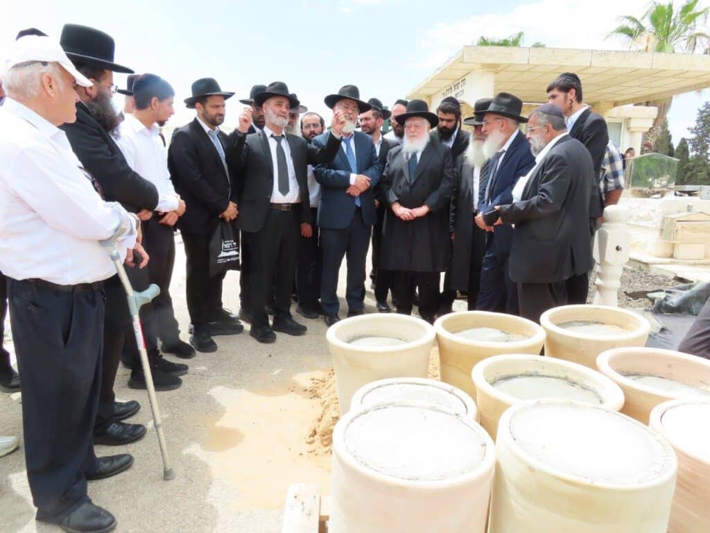 גלריה: באשדוד ציינו את מתן תורה במעמד גניזה מרגש