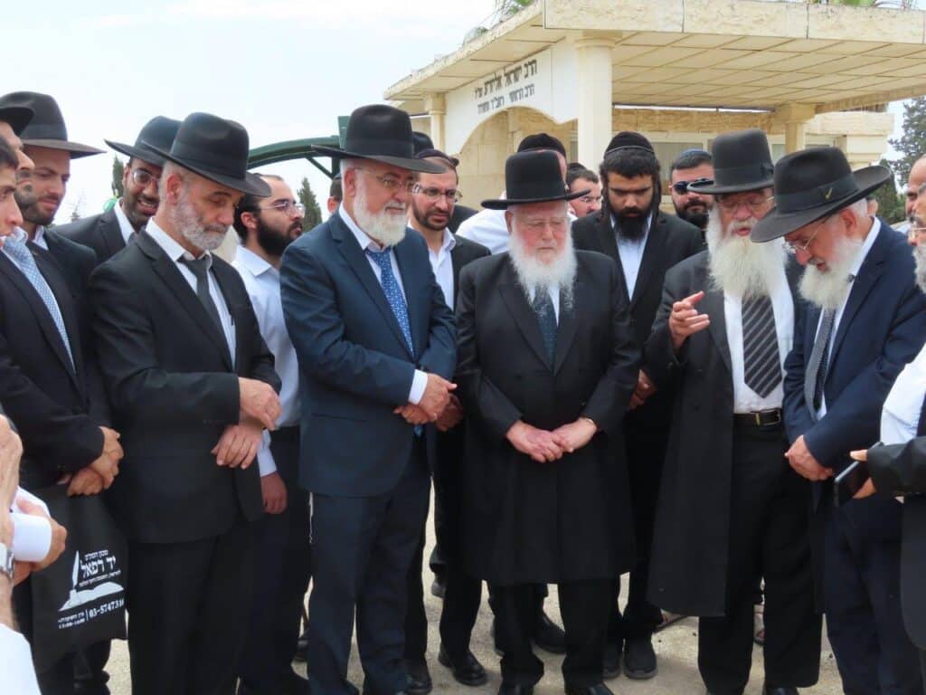 גלריה: באשדוד ציינו את מתן תורה במעמד גניזה מרגש