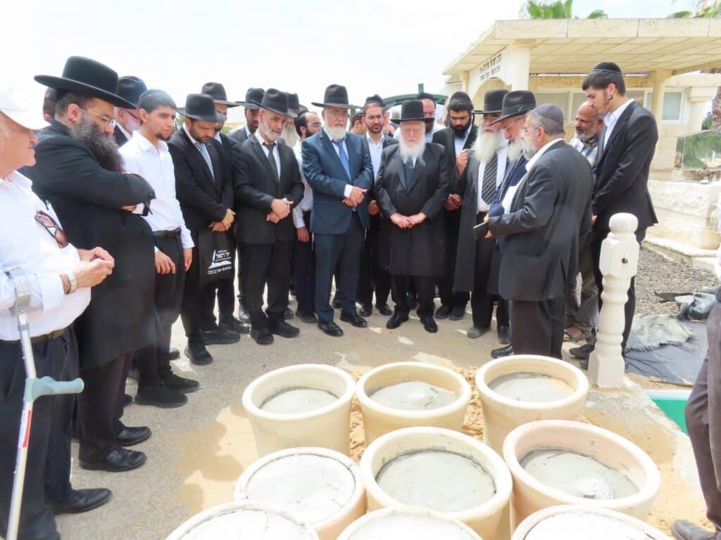 גלריה: באשדוד ציינו את מתן תורה במעמד גניזה מרגש