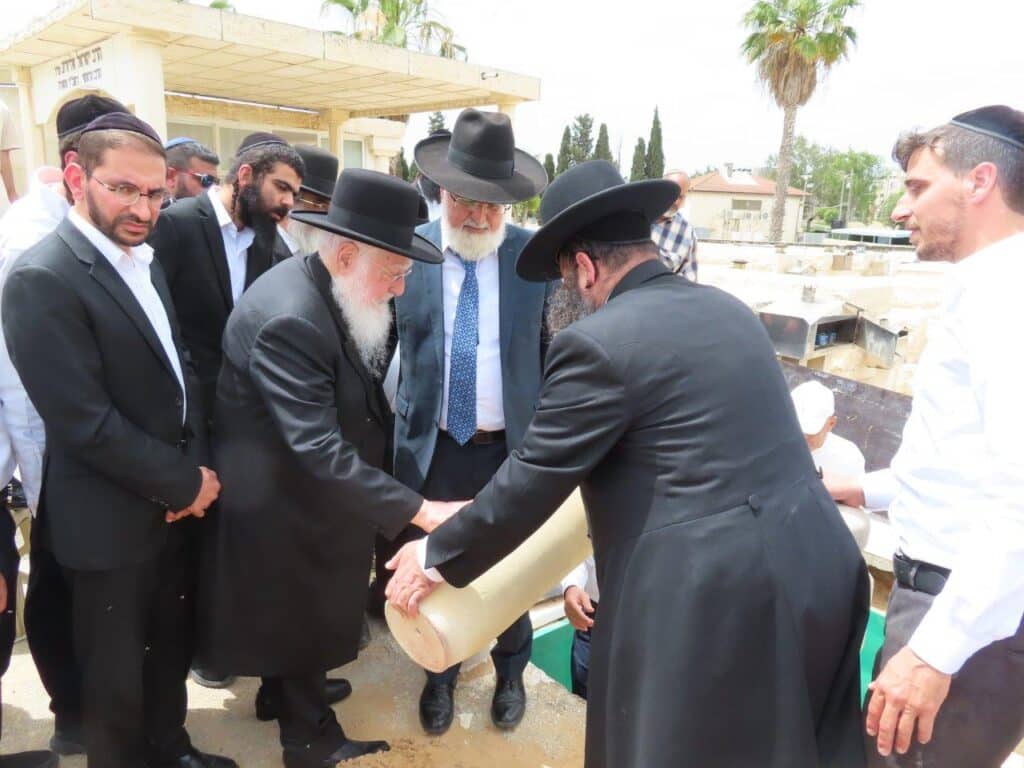 גלריה: באשדוד ציינו את מתן תורה במעמד גניזה מרגש