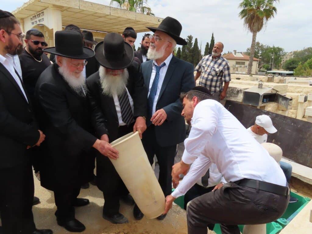 גלריה: באשדוד ציינו את מתן תורה במעמד גניזה מרגש