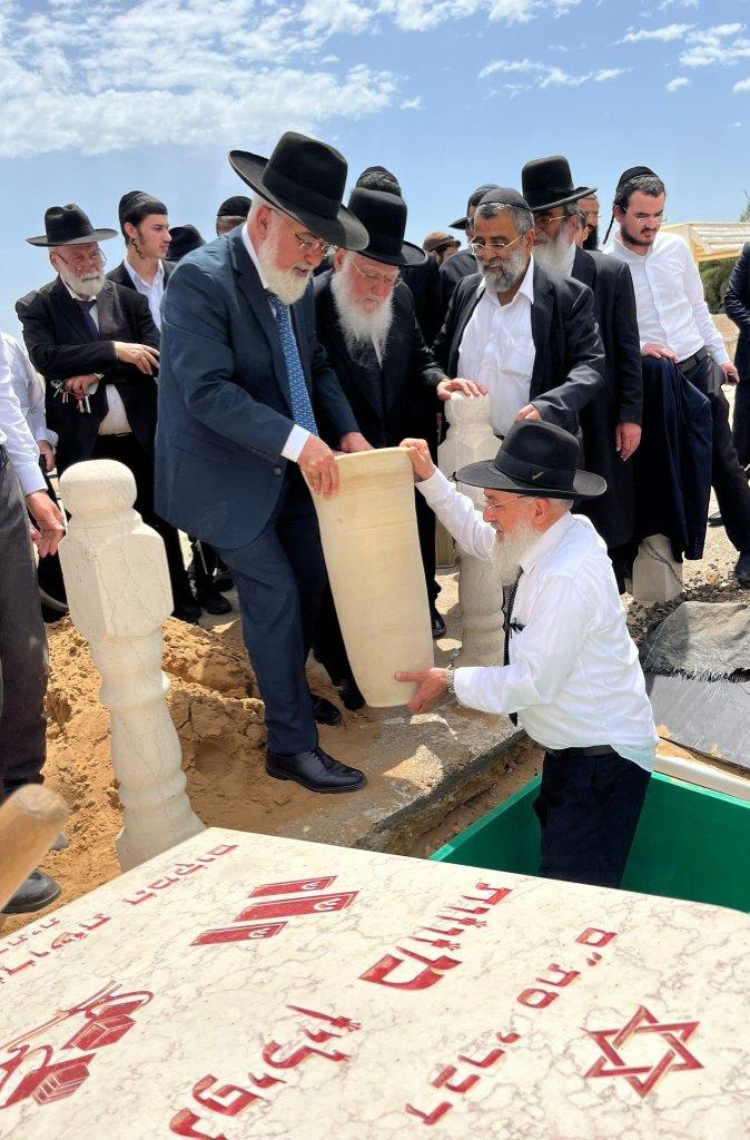 גלריה: באשדוד ציינו את מתן תורה במעמד גניזה מרגש