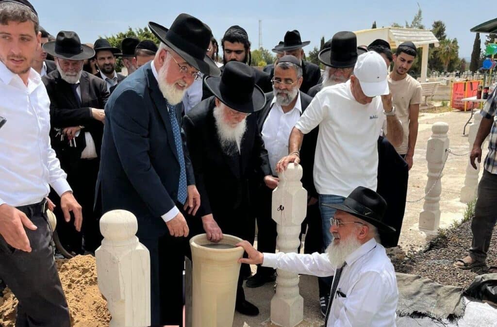 גלריה: באשדוד ציינו את מתן תורה במעמד גניזה מרגש