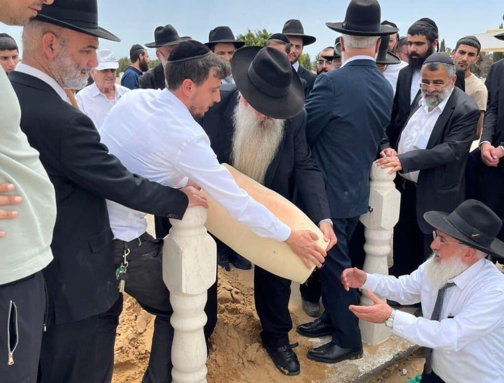 גלריה: באשדוד ציינו את מתן תורה במעמד גניזה מרגש