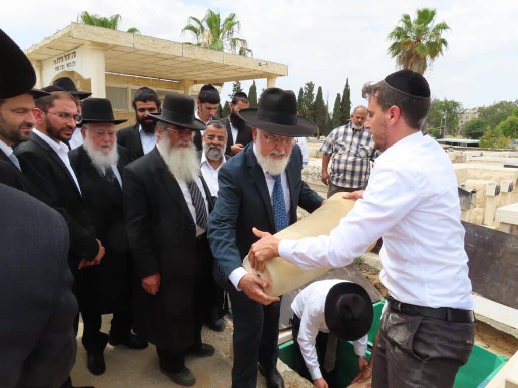 גלריה: באשדוד ציינו את מתן תורה במעמד גניזה מרגש