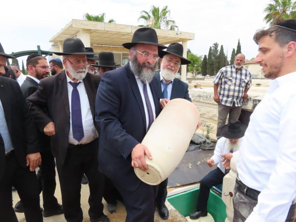 גלריה: באשדוד ציינו את מתן תורה במעמד גניזה מרגש
