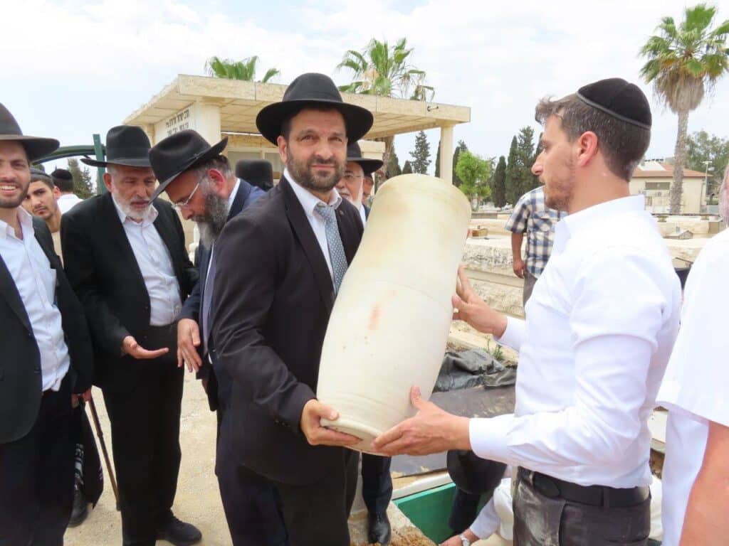 גלריה: באשדוד ציינו את מתן תורה במעמד גניזה מרגש