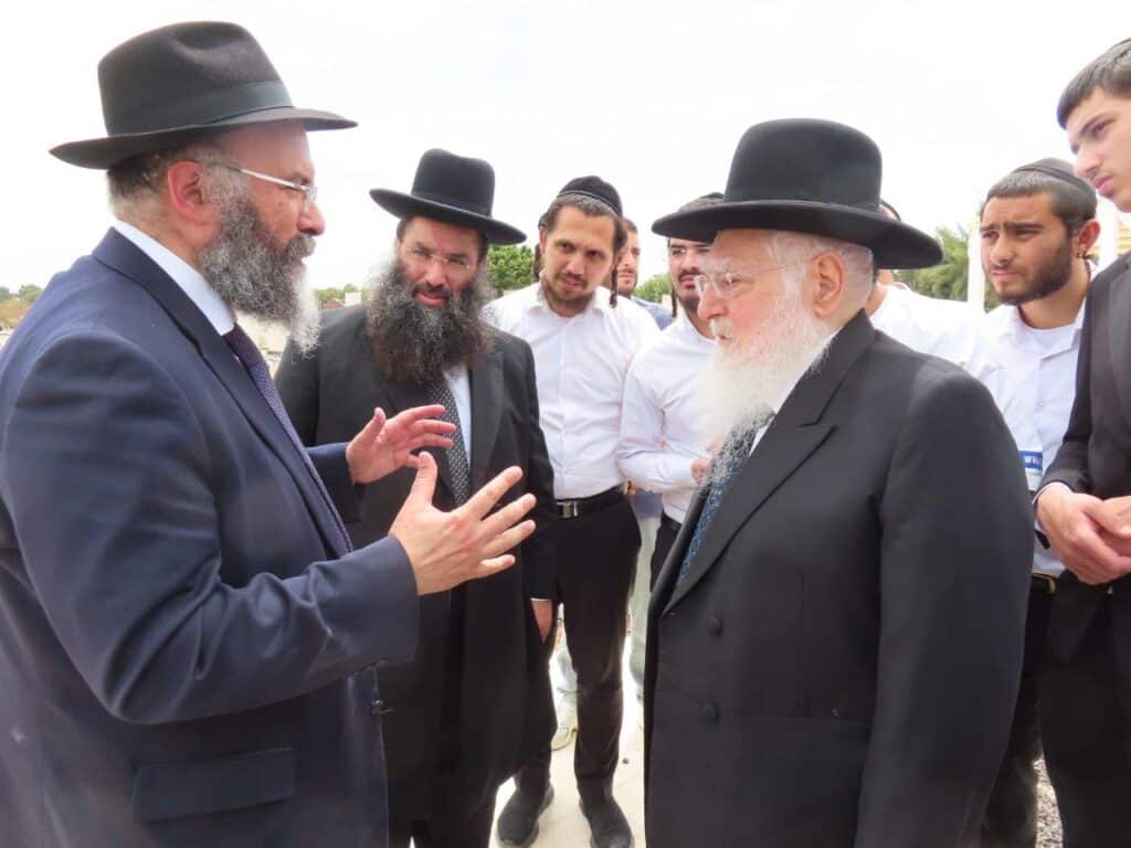 גלריה: באשדוד ציינו את מתן תורה במעמד גניזה מרגש