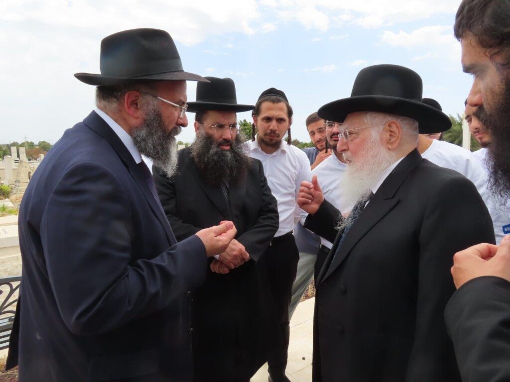 גלריה: באשדוד ציינו את מתן תורה במעמד גניזה מרגש