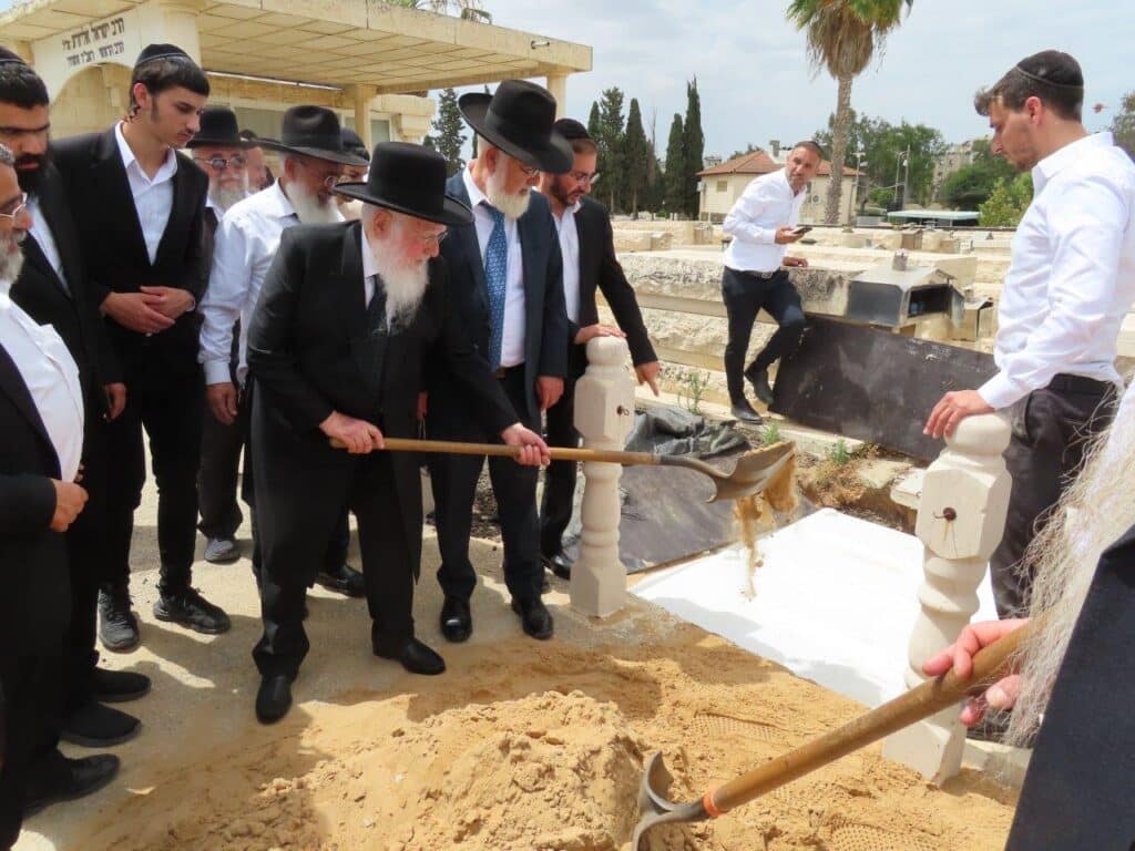 גלריה: באשדוד ציינו את מתן תורה במעמד גניזה מרגש