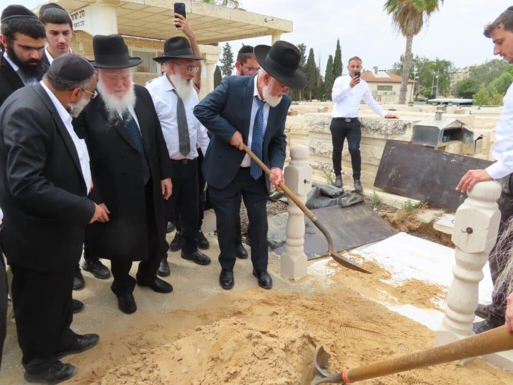 גלריה: באשדוד ציינו את מתן תורה במעמד גניזה מרגש