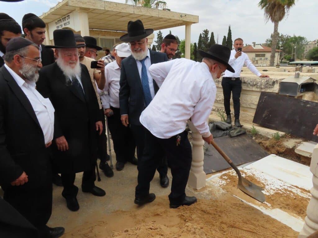 גלריה: באשדוד ציינו את מתן תורה במעמד גניזה מרגש
