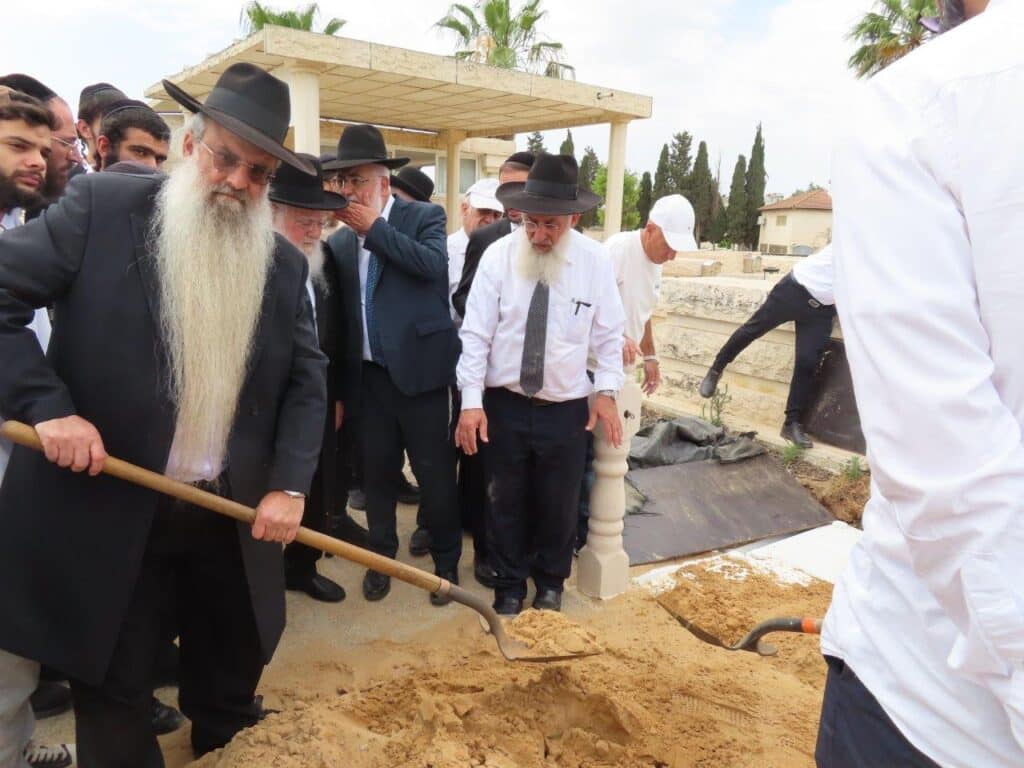 גלריה: באשדוד ציינו את מתן תורה במעמד גניזה מרגש