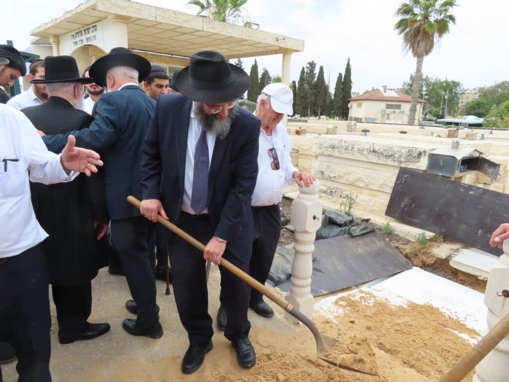 גלריה: באשדוד ציינו את מתן תורה במעמד גניזה מרגש