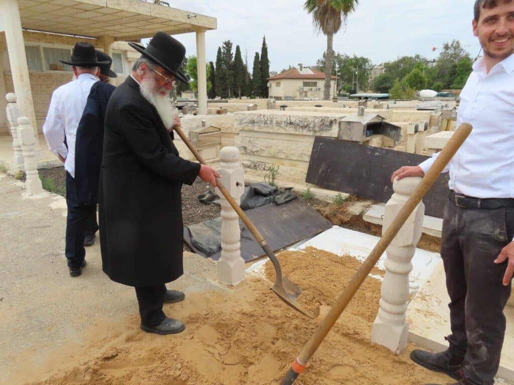 גלריה: באשדוד ציינו את מתן תורה במעמד גניזה מרגש